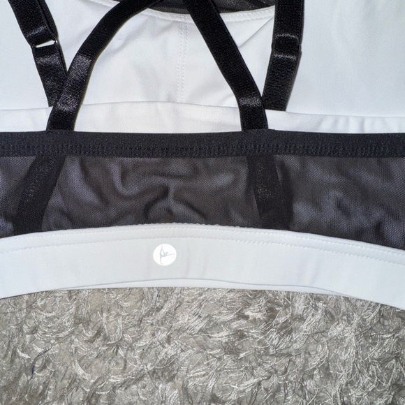 90 Degree Black & White Mesh Sports Bra! - Picture 4 of 4